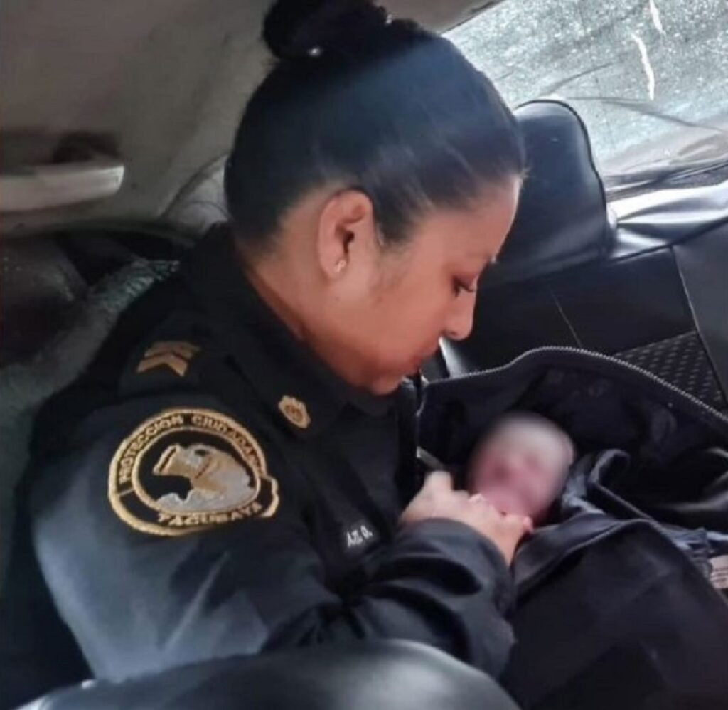 Oficiales asisten a mujer en el nacimiento de su bebé