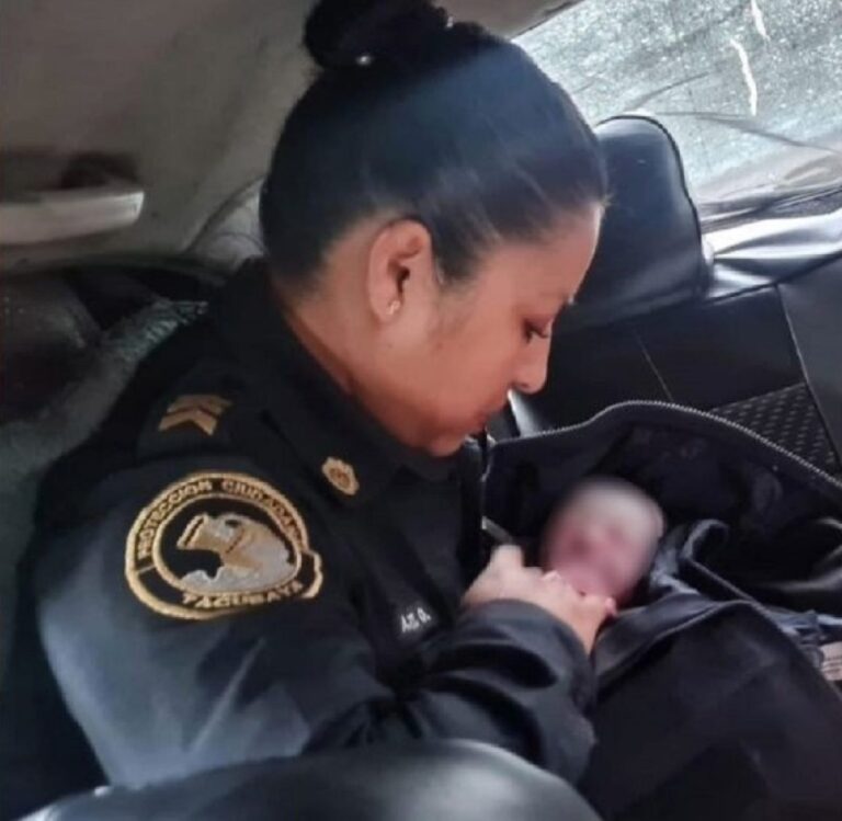 Oficiales asisten a mujer en el nacimiento de su bebé