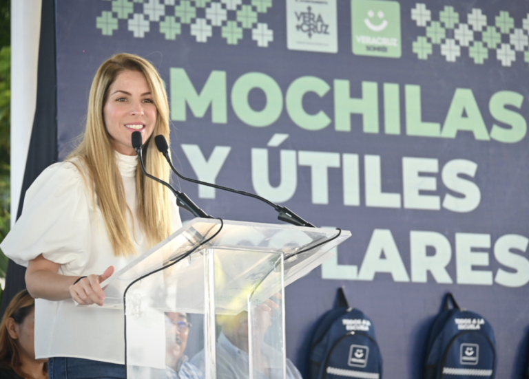 Patricia Lobeira Rodríguez empezó a entregar paquetes escolares.