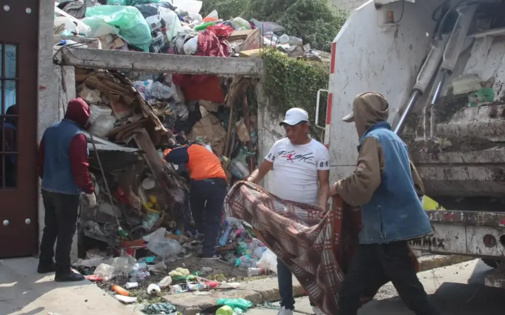 Exprofesor acumula 100 toneladas de basura en su casa