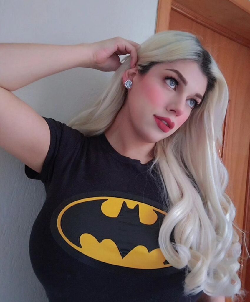 Causa furor “Barbie humana” que atiende autoservicio