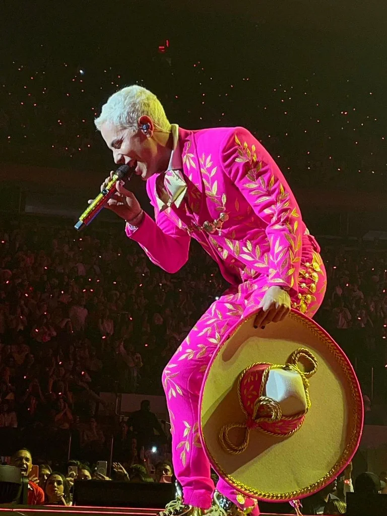 Duras críticas para Christian Chávez por uso de traje rosa mexicano