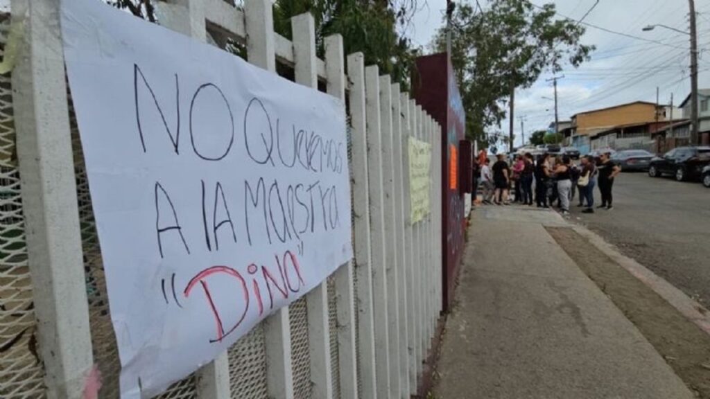 Padres de familia exigen despedir a maestra en Tijuana