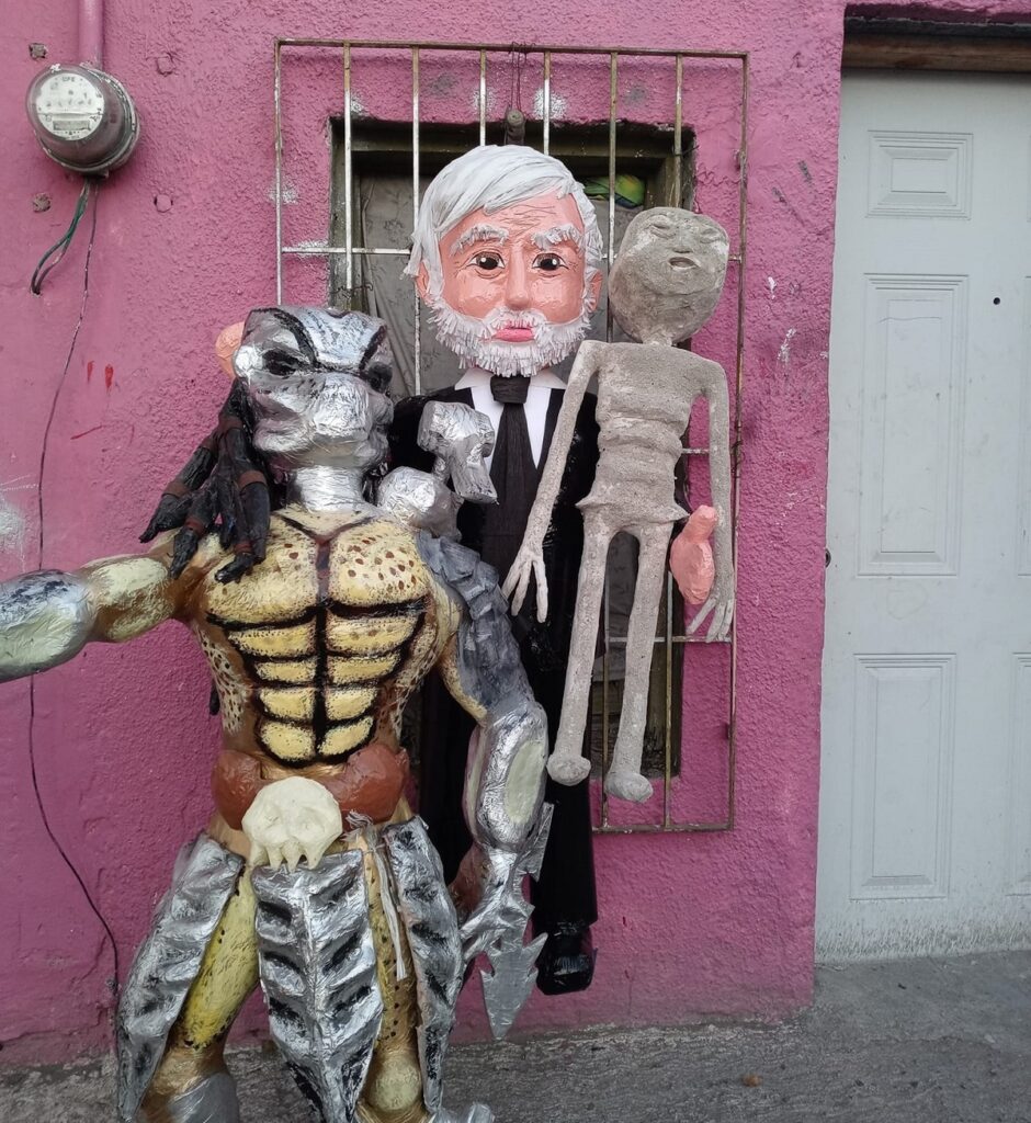 Crean piñata de Jaime Maussan y su 'marciano' en Tamaulipas
