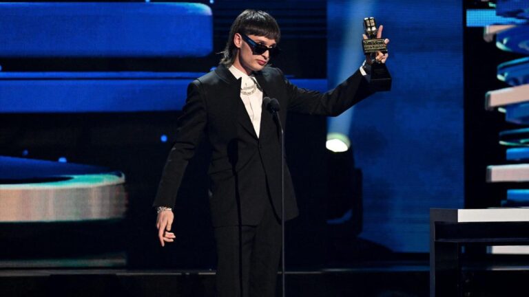 Peso Pluma gana 8 premios Billboard Latin 2023