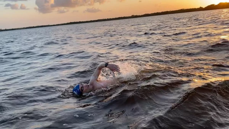 El mexicano Carlos Acosta cruza doble el Canal de la Mancha