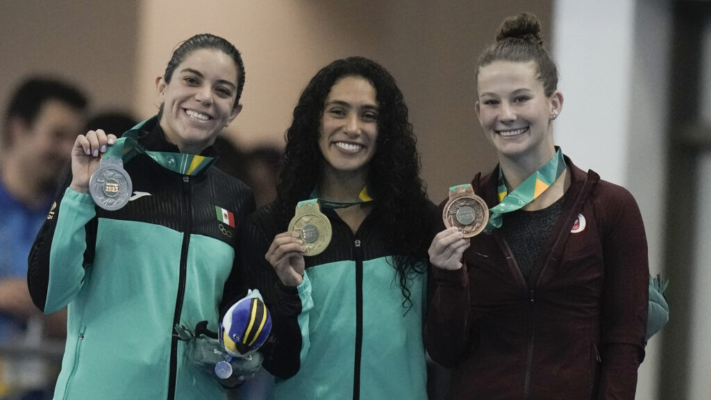 Mexicanos obtienen dos oros y una plata en clavados