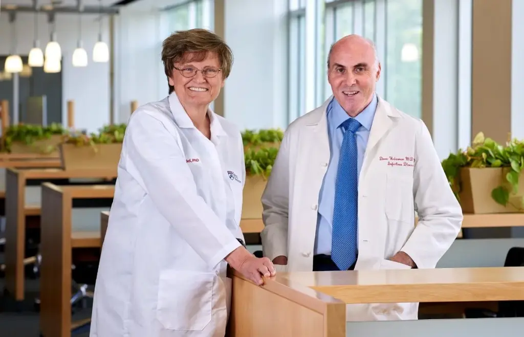 Otorgan Premio Nobel de Medicina a Katalin Karikó y Drew Weissman