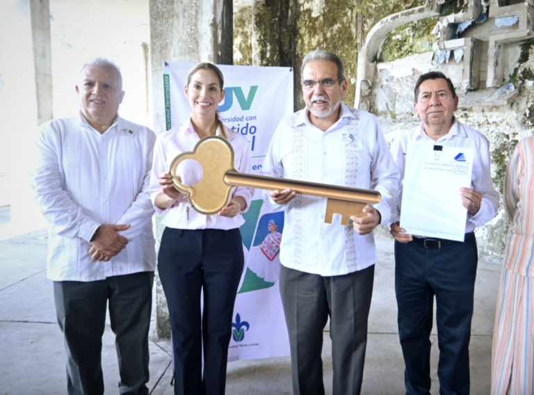 Patricia Lobeira Rodríguez encabezó la firma de la escritura para la cesión del Penal Ignacio Allende a la Universidad Veracruzana.