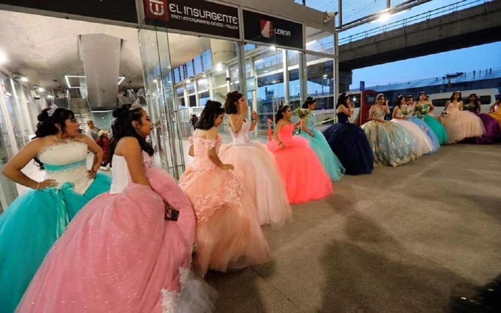 Quinceañeras viajan en el recién inaugurado Tren Interurbano