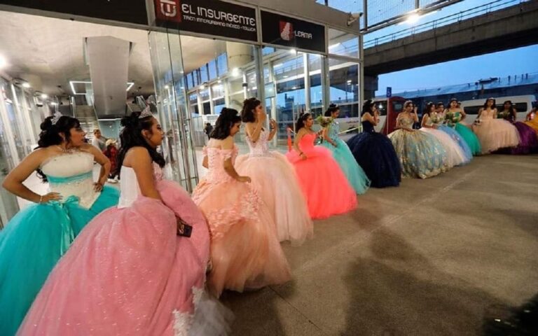 Quinceañeras viajan en el recién inaugurado Tren Interurbano