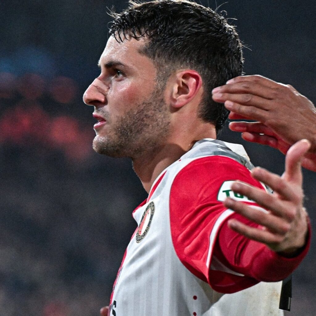 Santi Giménez supera a Hugol y Chicharito en Europa