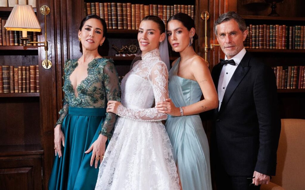 En la millonaria boda de Michelle Salas, hija de Luis Miguel, no faltaron las fotos familiares. Sin embargo, en ninguna de la imágenes figura el cantante.