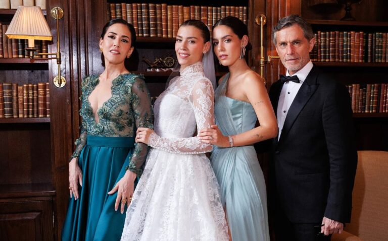 En la millonaria boda de Michelle Salas, hija de Luis Miguel, no faltaron las fotos familiares. Sin embargo, en ninguna de la imágenes figura el cantante.