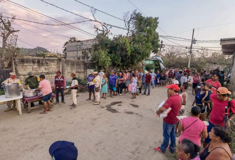 7 comedores comunitarios y 6 refugios en Acapulco han estado distribuyendo raciones alimentarias