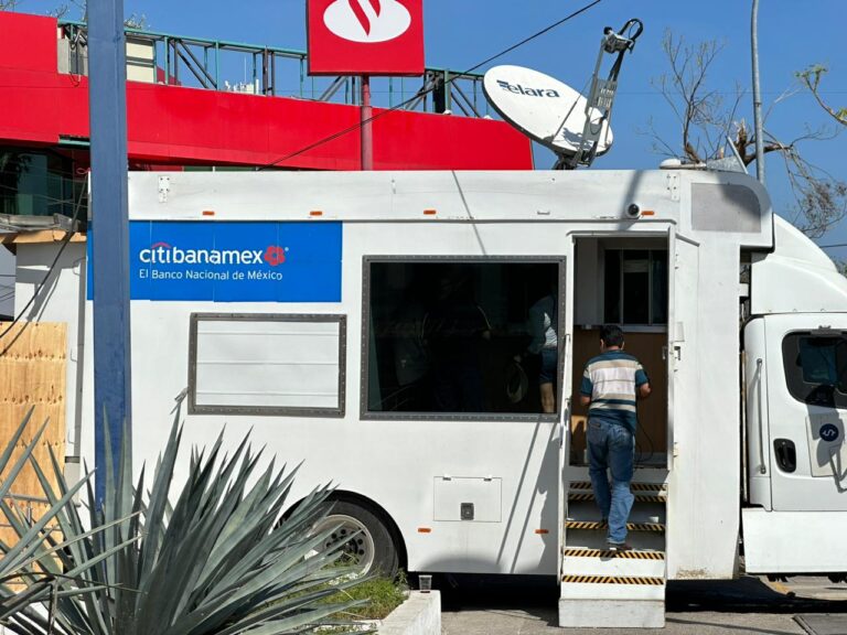 Servicios bancarios y de transporte reactivados en Acapulco