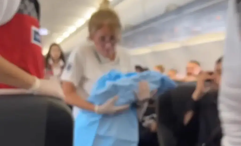 Ayudan a mujer a dar a luz en un avión