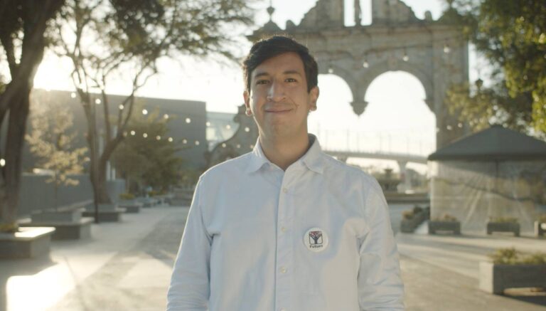 Niega Kumamoto foto con chaleco de Morena