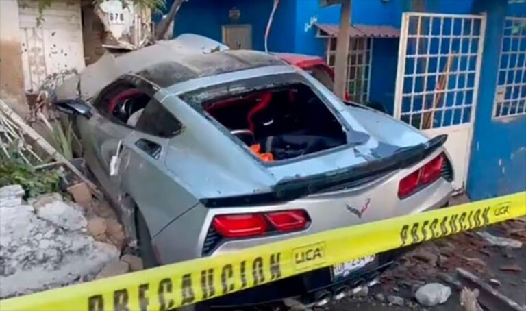Mujer impacta su carro Corvette en viviendas de Guadalajara