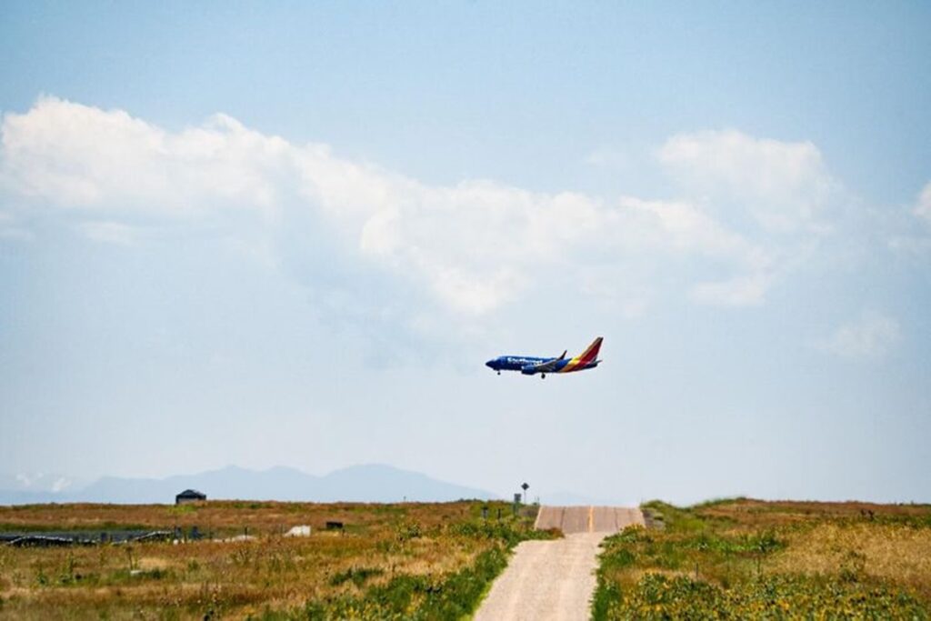 Pasajero abre la puerta de emergencia de un avión
