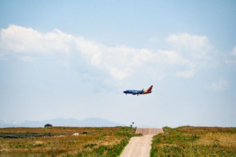 Pasajero abre la puerta de emergencia de un avión