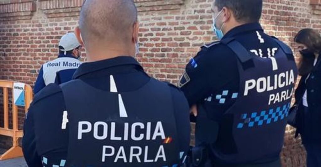 Policía salva a un perro de ahogarse en Parla, España