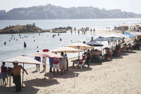 Regresa turismo a playa de Acapulco tras paso de 'Otis'