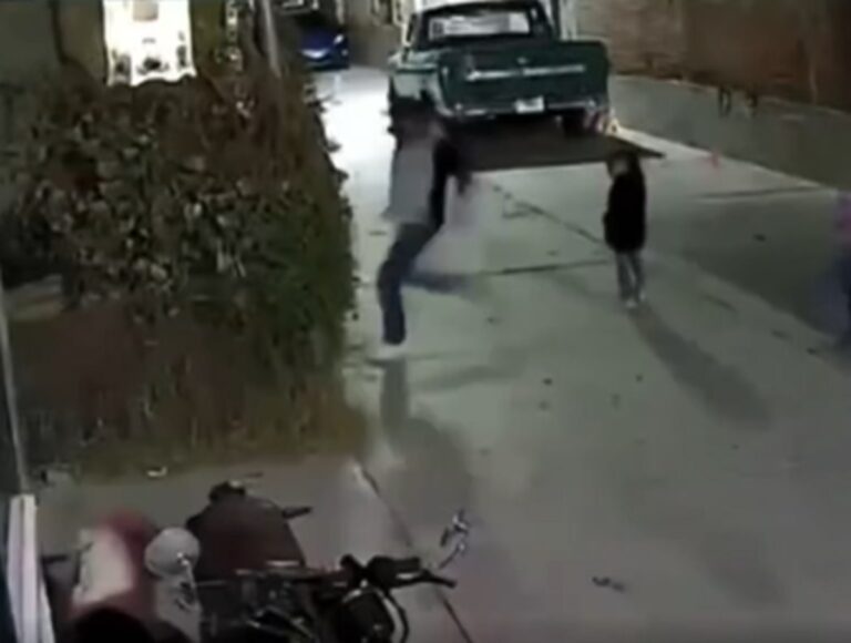 Sujeto golpea a perritos frente a una menor de edad en Texcoco