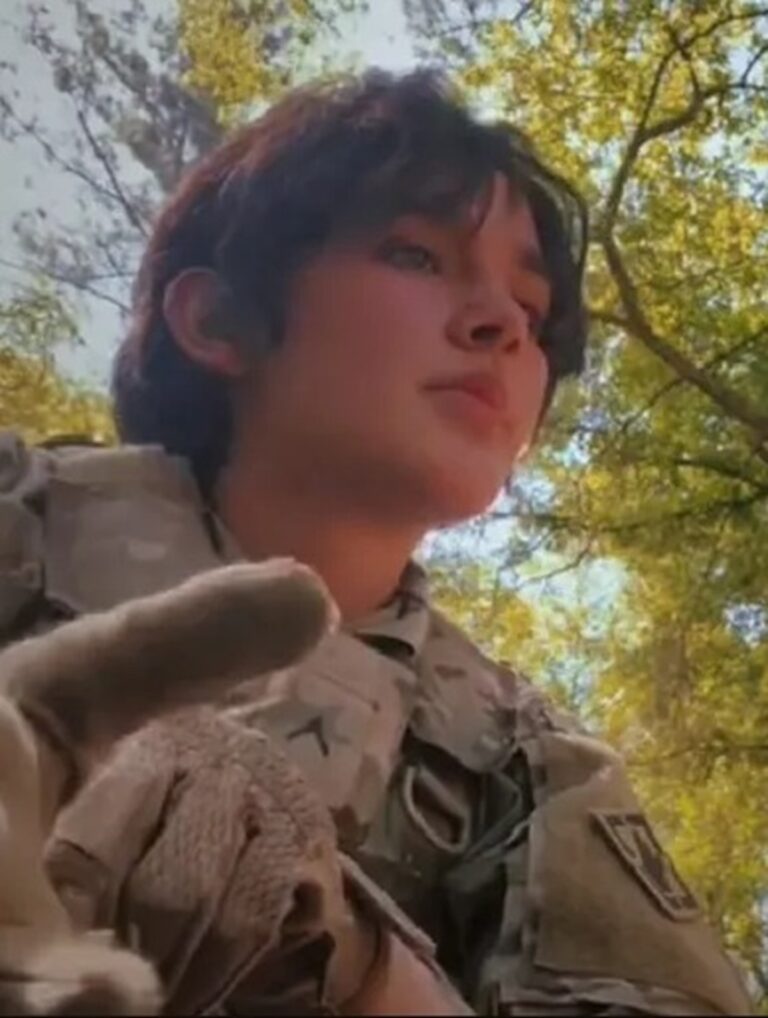 Una joven se une al ejército de EU y da residencia a sus papás