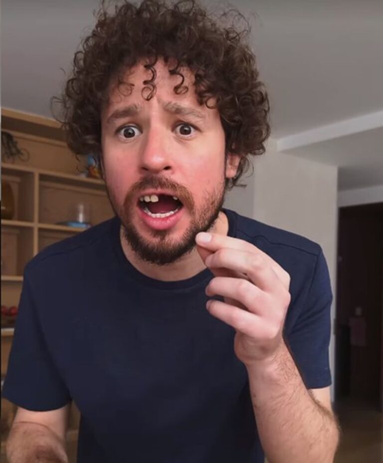 Luisito comunica al parecer perdió dientes en transmisión