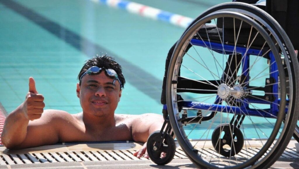 Campeón paralímpico nada 12 horas para recaudar despensas