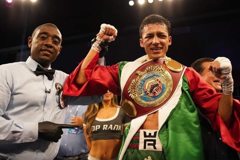 Mexicano Rafael Espinoza arrebata título Peso Pluma a cubano