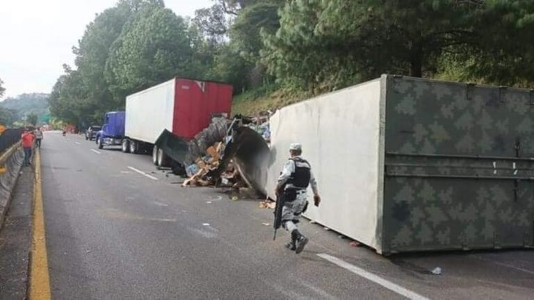Tráiler de la Sedena vuelca en la México-Cuernavaca