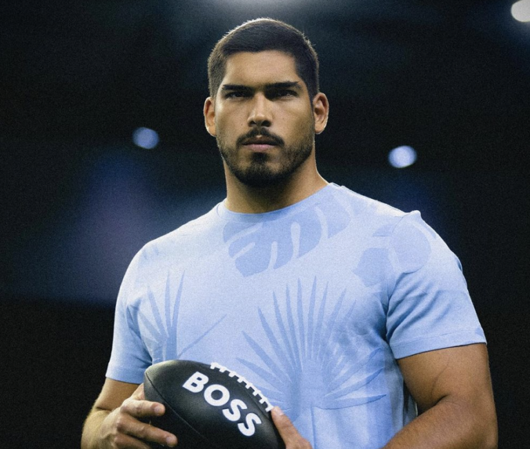 Isaac Alarcón permanecerá en la NFL.