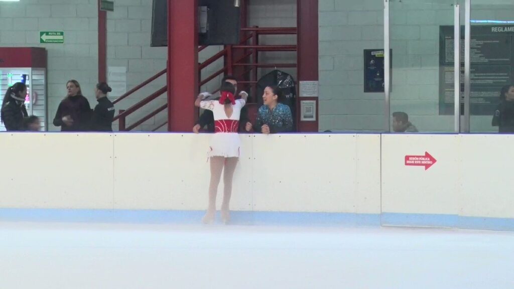 Tiene 13 años y sueña con ser patinadora en los Juegos Olímpicos