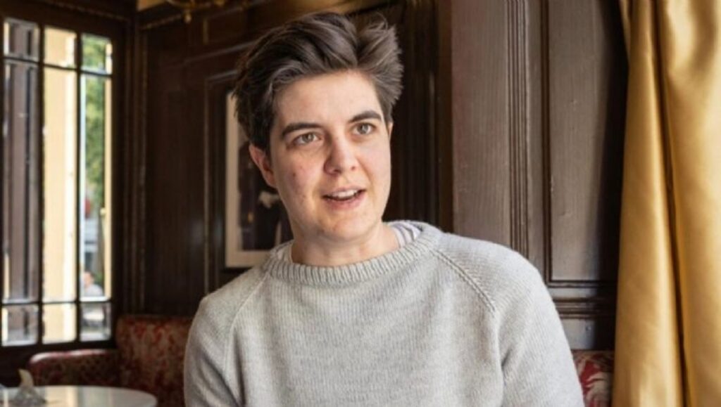 Millonaria quiere repartir su riqueza ayudada por personas