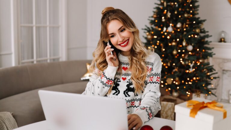 Pide árbol de Navidad en línea y lo regresa al mes