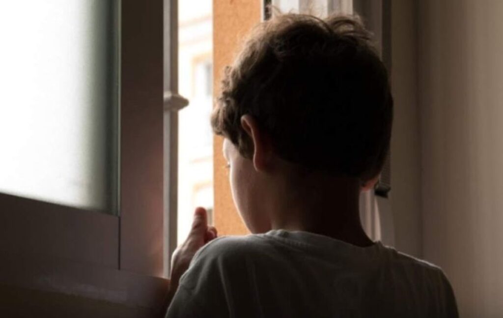 Madre abandona a su hijo por irse con su pareja 