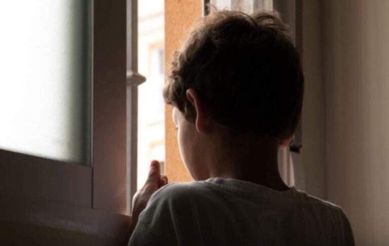 Madre abandona a su hijo por irse con su pareja 