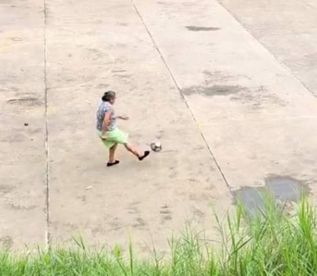 Viralizan a abuelita jugando futbol con su nieto; la llaman ¡Maradoña!
