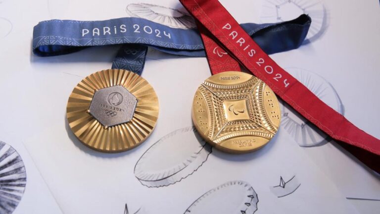 Medallas olímpicas tendrán fragmentos de la torre Eiffel