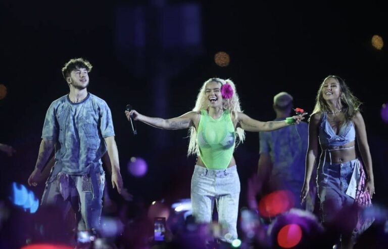 Karol G anunció su compromiso en pleno concierto