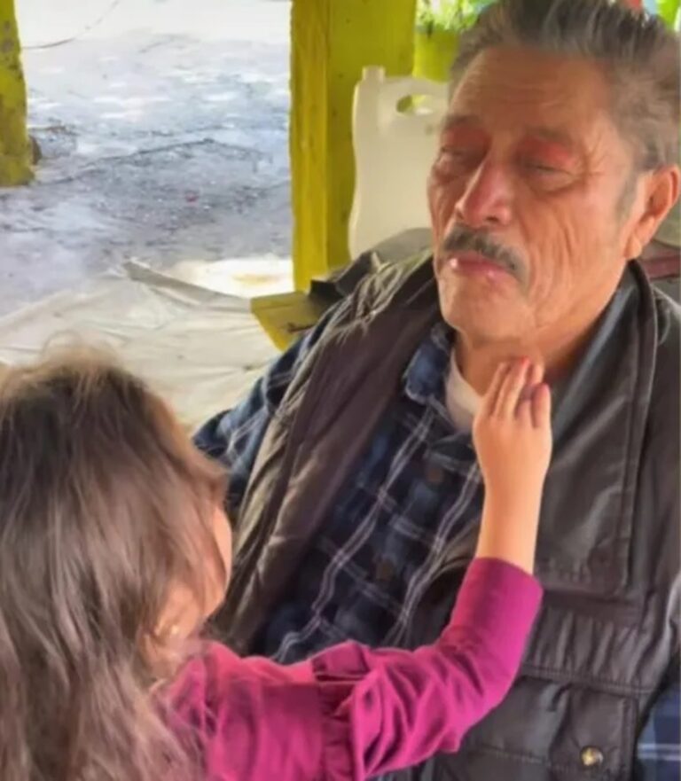 Abuelito se deja maquillar por su nieta