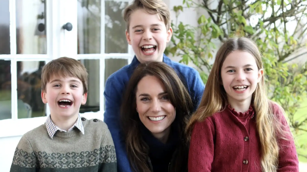 Kate Middleton imita foto de Lady Di con William