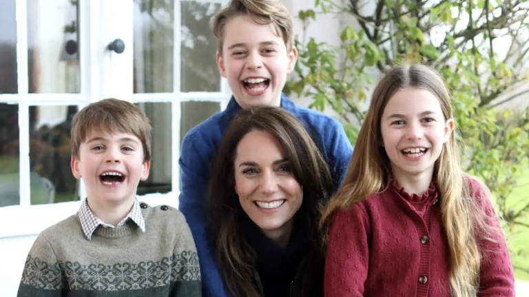 Kate Middleton imita foto de Lady Di con William