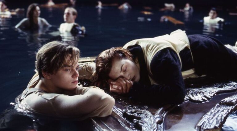 El trozo de madera al que Rose (Kate Winslet) y Jack (Leonardo DiCaprio) se aferran en la escena final de la película ‘Titanic’ se vendió en una subasta por 718 mil 750 dólares.