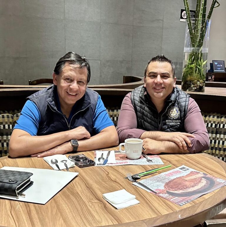 Marko Galindo presentó a Martín Ortiz documentación detallada que respalda la concesión otorgada para el cuidado y conservación ecológica.