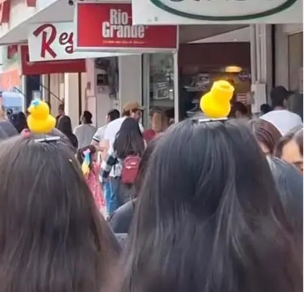 Moda de patitos en la cabeza ya es viral en redes sociales