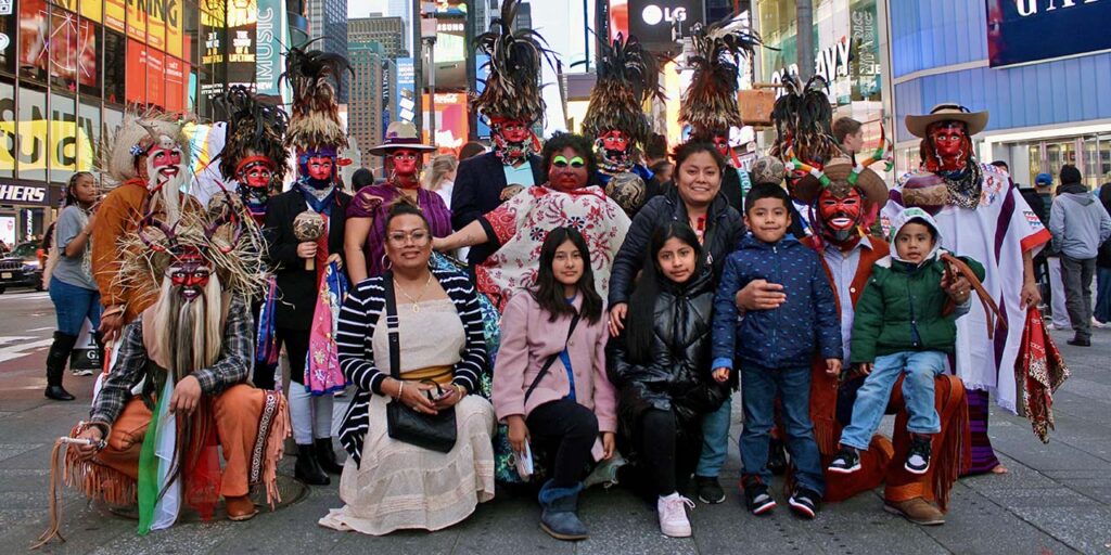 Danzas oaxaqueñas llegan al Times Square a través de los migrantes