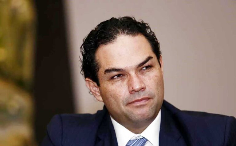 Enrique Vargas Del Villar presenta pruebas ante acusaciones